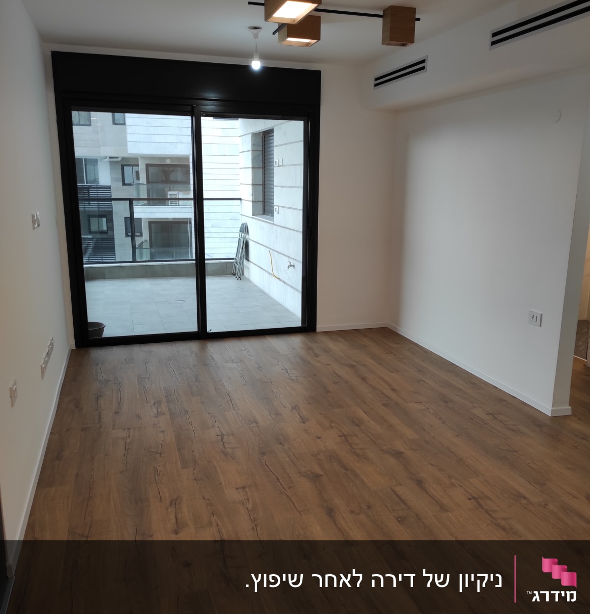 רצפה נקייה מעץ ליד חלון זכוכית גדול